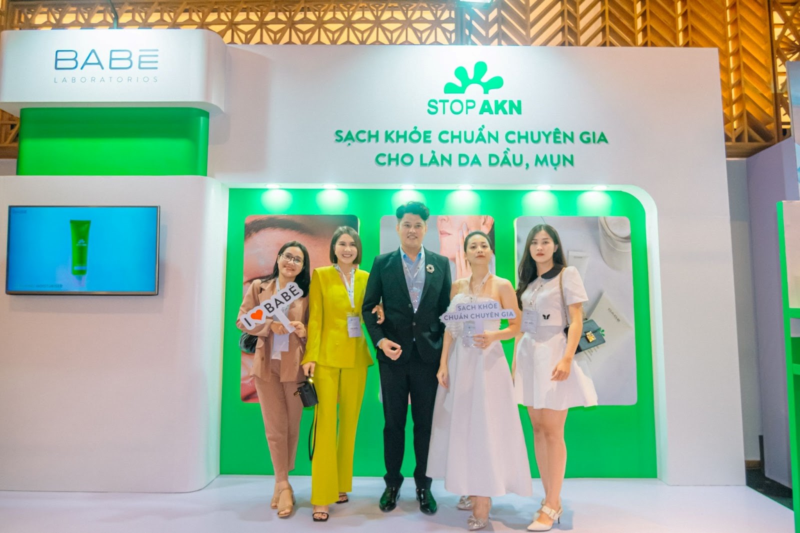 Bác sĩ da liễu và các khách mời chụp hình tại gian hàng của nhãn hàng Laboratorios BABÉ trong sự kiện ngày 14.08.