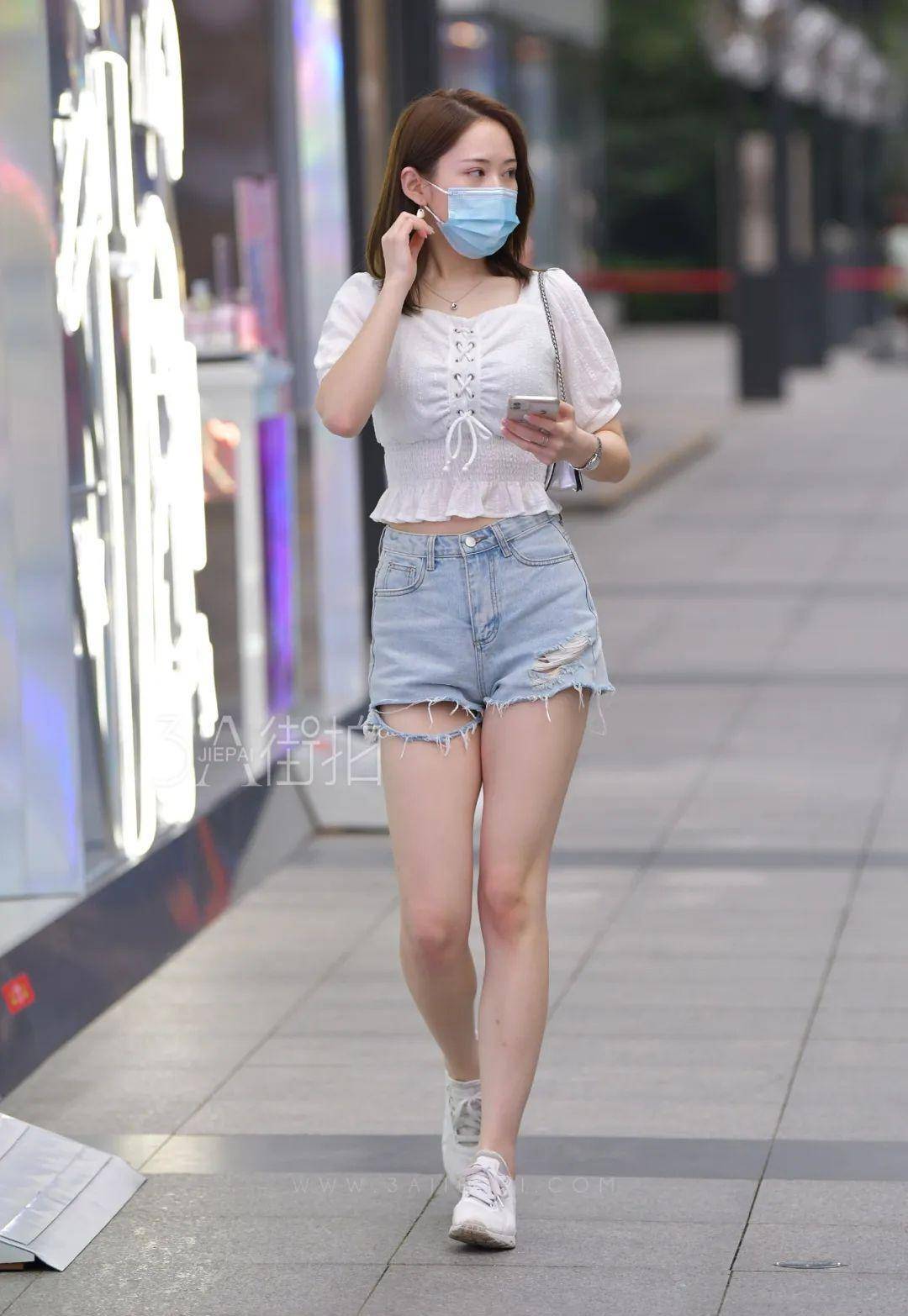 Croptop và hot pants được xem là kết hợp kinh điển.