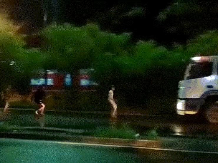 Phi thường - kỳ quặc - Sự thật clip nam thanh niên chặn đầu xe tải gây xôn xao mạng xã hội