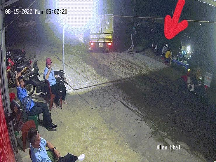 Xe máy - Xe đạp - Clip: Chủ xe ngồi bên cạnh, tên trộm táo bạo lấy xe như chỗ không người