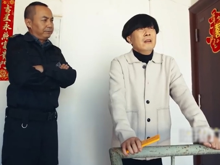 Clip hài hước - Nhặt được điện thoại của người khác đánh rơi chàng trai có hành động khó tin