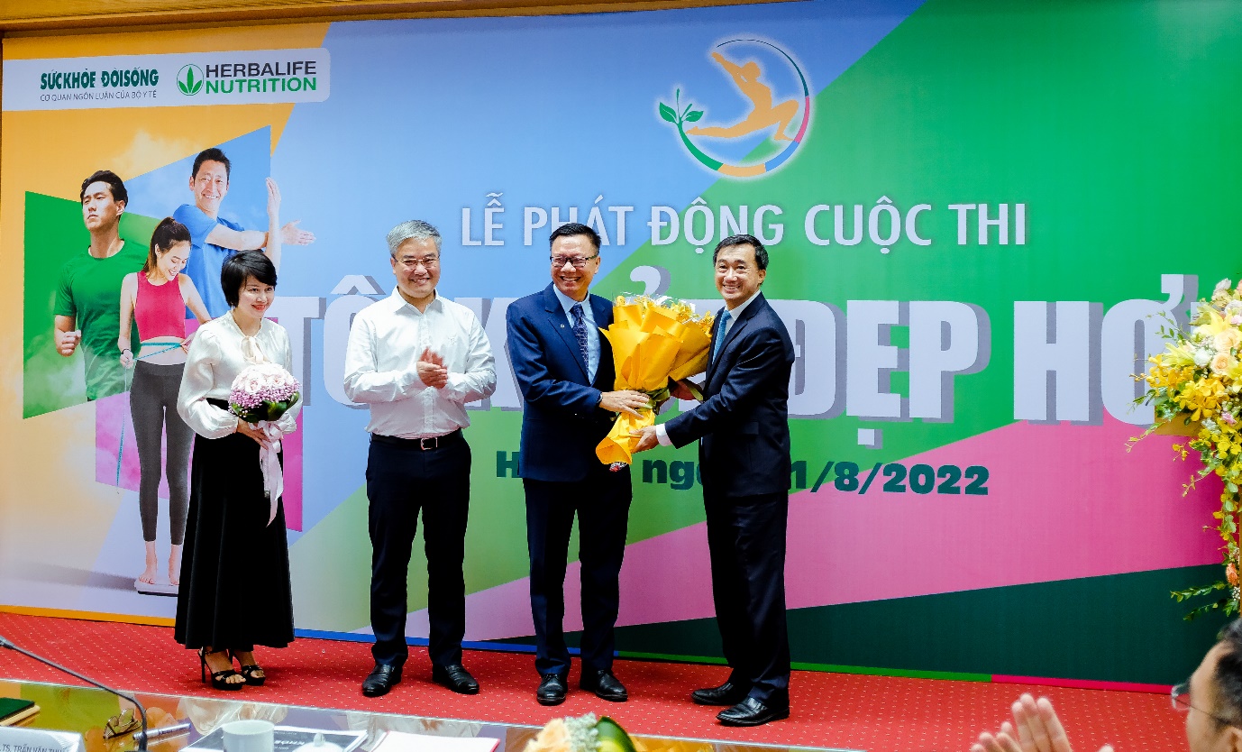 Thứ trưởng Trần Văn Thuấn tặng hoa cho nhà tài trợ Herbalife Việt Nam