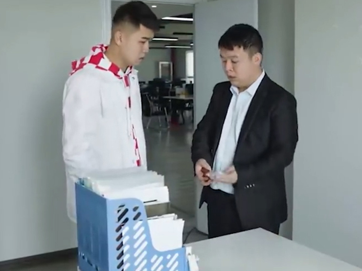 Clip hài hước - Anh chàng nhân viên nhiệt tình nhưng lại bị sếp đuổi việc