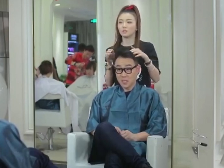 Clip hài hước - Người đàn ông ôm hận khi nhờ cô nhân viên xinh đẹp nhổ tóc bạc