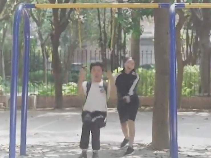 Clip hài hước - Gái xinh bị bạn trai "đá" nên muốn tìm người yêu cũ tâm sự và cái kết