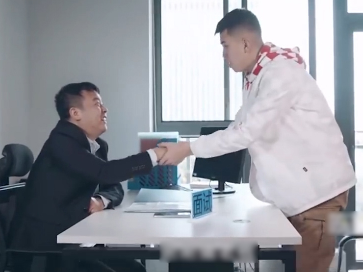 Clip hài hước - Chàng trai "mù chữ" đi phỏng vấn xin việc và kết quả không ngờ tới