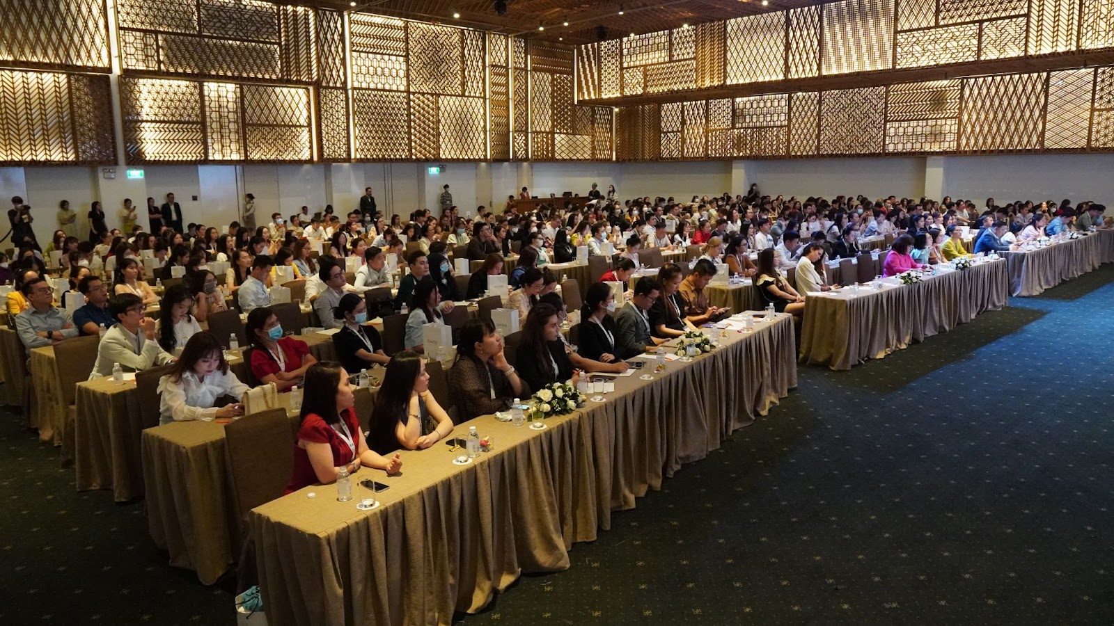 Khoảng 400 đại biểu tham dự lắng nghe báo cáo của các chuyên gia về chủ đề “Cập nhật về mụn trứng cá”.