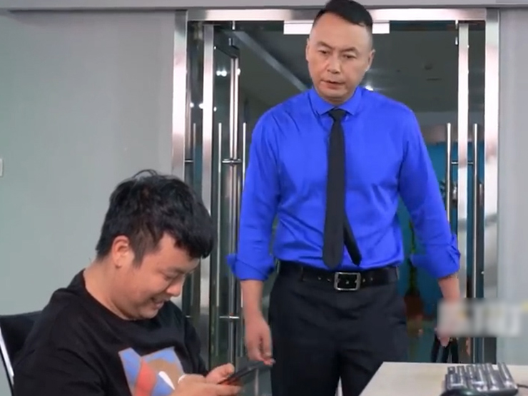 Clip hài hước - Bị sếp suốt ngày soi mói vô lý, khiến anh chàng nhân viên "phát hỏa"