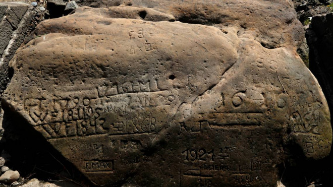 Dòng chữ 4 thế kỷ "Nếu nhìn thấy tôi, hãy khóc" trên tảng đá ở Czech - Ảnh: AP