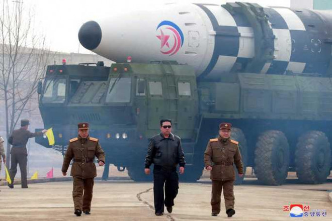 Nhà lãnh đạo Triều Tiên Kim Jong-un đứng trước một tên lửa đạn đạo liên lục địa (ICBM) trong bức ảnh công bố ngày 24-3-2022. Ảnh: KCNA