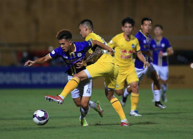 Hà Nội FC (áo tím) giành thắng lợi 2-1 trước HAGL. Ảnh VPF