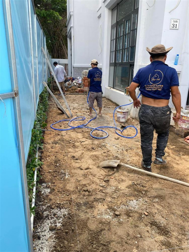 Phía trong căn biệt thự đang dần hoàn
thiện.