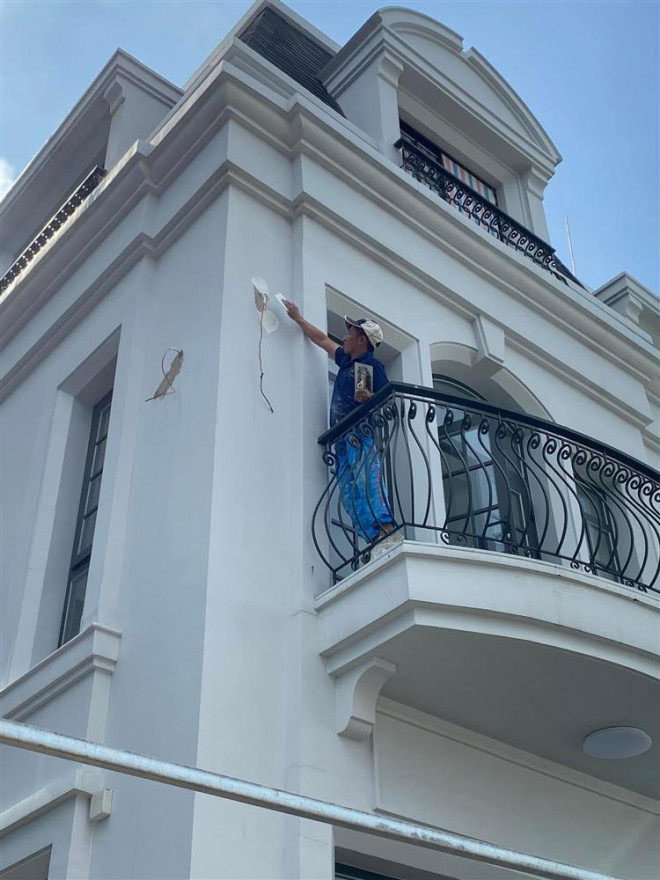 Phía ngoài biệt thự nhìn rất hoành tráng.