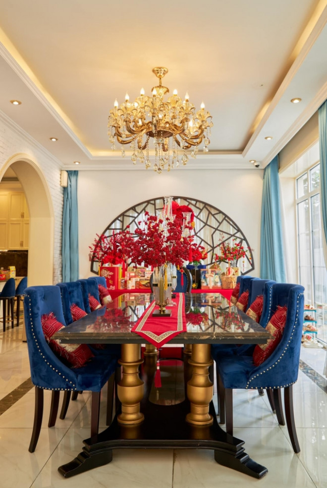 Nội thất ngôi nhà sang trọng, tinh tế và được
chăm chút đến từng chi tiết. Những dịp lễ Tết, Đoàn Di Băng thường
trang trí cơ ngơi của mình.