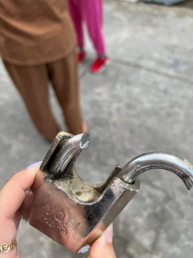 Ổ khóa cổng bị đối tượng nhỏ keo 502, người dân phải nhờ thợ đến cắt khóa mới có thể ra khỏi nhà