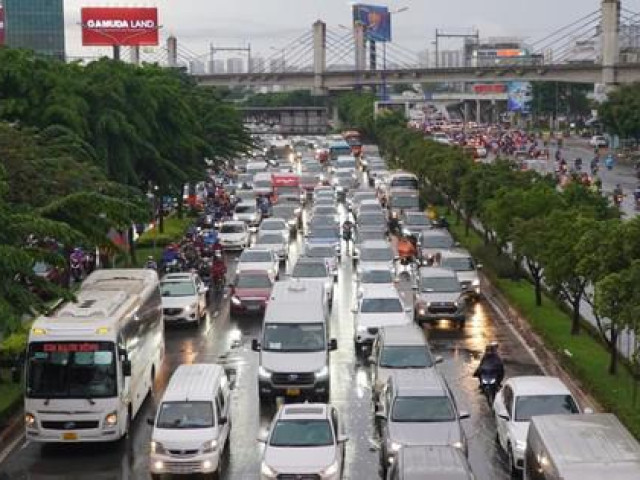 Tin tức trong ngày - Đề xuất thu phí ô tô vào trung tâm TPHCM: Băn khoăn, lo ngại