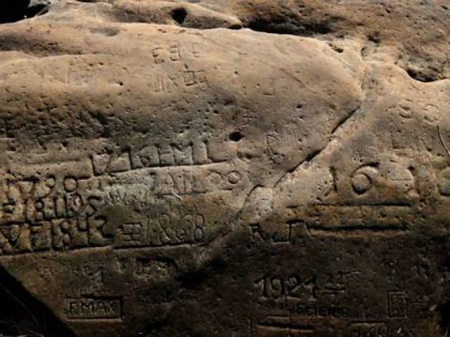 Du lịch - Đá khắc chữ “Nếu nhìn thấy tôi, hãy khóc” hiện ra ở Czech, thảm họa thật ập đến