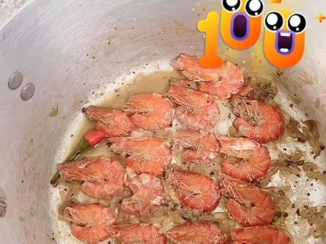 Bạn trẻ - Cuộc sống - Cô vợ giật mình khi mở nồi tôm chồng nấu, lời dặn dò khi ăn còn gây choáng hơn