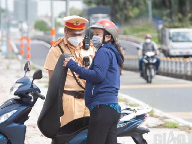 Tin tức trong ngày - Vừa bốc biển số, người phụ nữ đi xe máy bốc luôn biên bản phạt