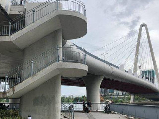 Tin tức trong ngày - Cầu Thủ Thiêm 2 mang "sẹo" sau khi xử lý vết vẽ bậy