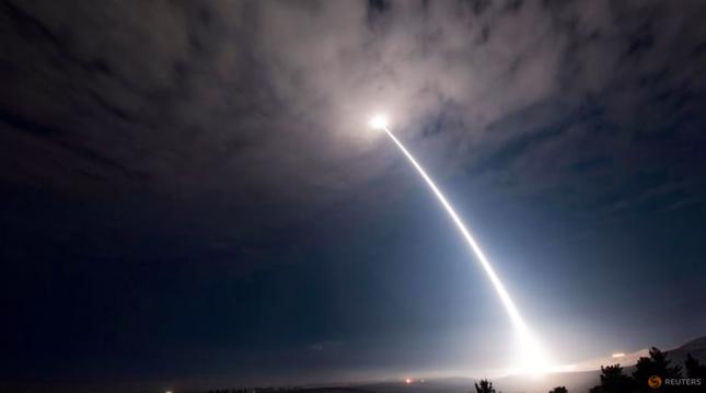 Một tên lửa đạn đạo liên lục địa Minuteman III được phóng thử từ căn cứ không quân Vandenberg ở California ngày 2/8. (Ảnh: Reuters)