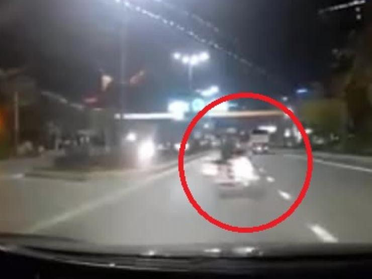 Tin tức trong ngày - Clip: Chạy ẩu bị tài xế ô tô nhắc nhở, lái xe máy xin lỗi vì “đang say rượu”
