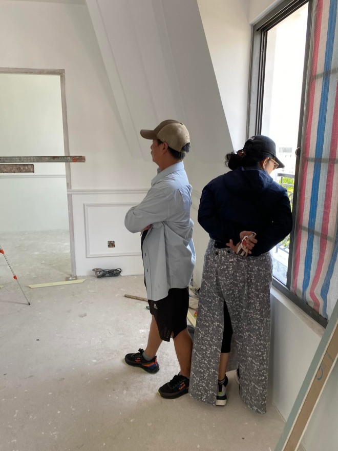 Bố mẹ cô hào hứng tới xem tiến độ thi
công.