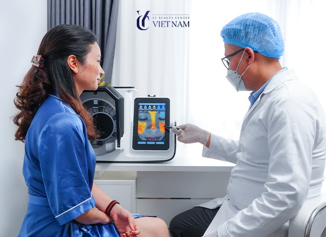 Chuyên gia thăm khám và lên phác đồ điều trị cho khách hàng của mình