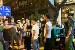 Pháp luật - Đuổi đánh vợ vì đang nhậu với bạn mà đến quán cằn nhằn