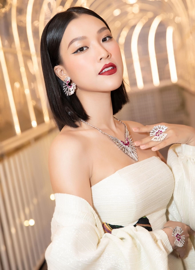 Ở tuổi ngoài 30 và trải qua sinh nở Á hậu cuộc thi Hoa hậu Việt Nam qua ảnh 2012 nhận không ngớt lời khen ngợi về nhan sắc thăng hạng, mặn mà và gu thời trang thanh lịch.
