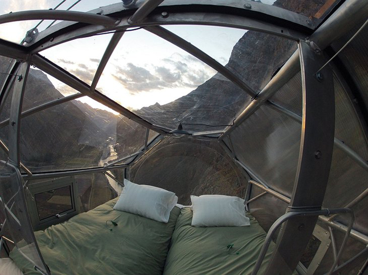 Skylodge Adventure Suites, hộp thủy tinh treo ngoài núi ở Cusco: Những phòng nghỉ này như quả cầu&nbsp;thủy tinh nằm treo leo bên trên thung lũng thiêng huyền diệu ở Peru, giữa Cusco và Machu Picchu. Mỗi khoang có thể chứa 8 người và được gắn vào núi thông qua hệ thống dây cáp treo.
