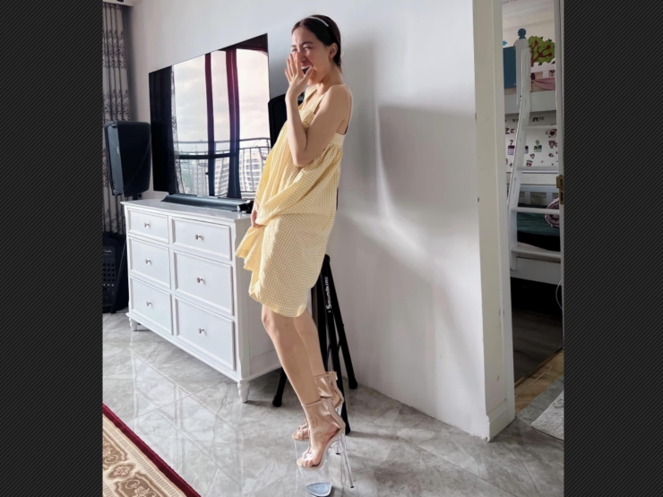Thời trang - Hoà Minzy phấn khích khi được Hoàng Thuỳ tặng "cà kheo" để có dáng như siêu mẫu