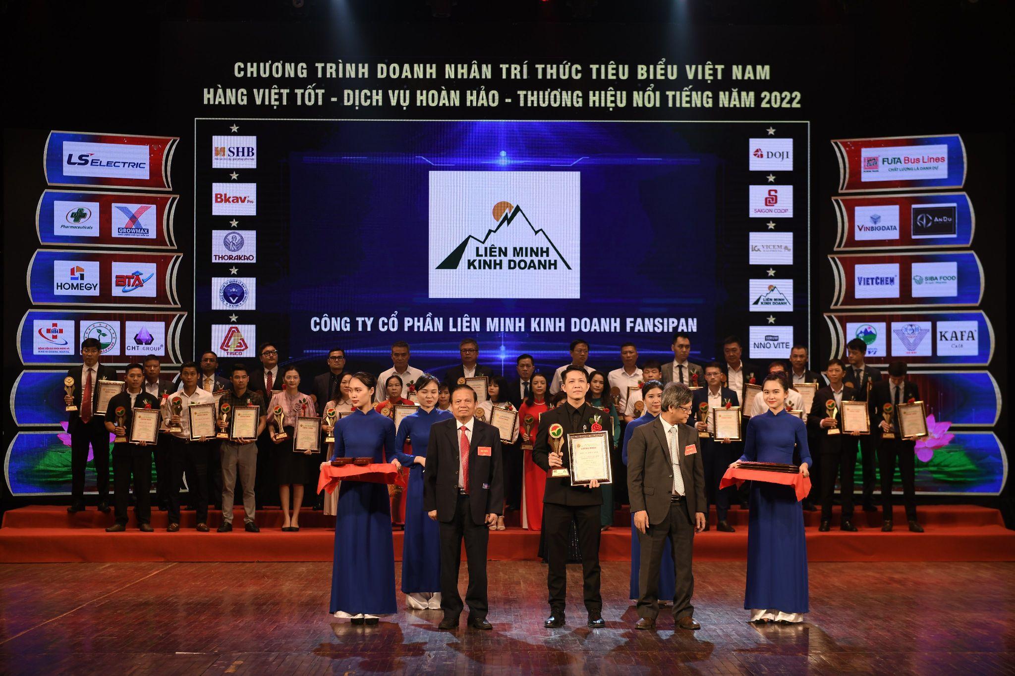 Ông Nam Long - Chủ tịch HĐQT CTCP Liên Minh Kinh Doanh Fansipan vinh dự nhận bảng vàng và cúp Top 10 Dịch Vụ Hoàn Hảo 2022 cho Dịch vụ Đầu tư điện ảnh, kết nối truyền thông giao thương