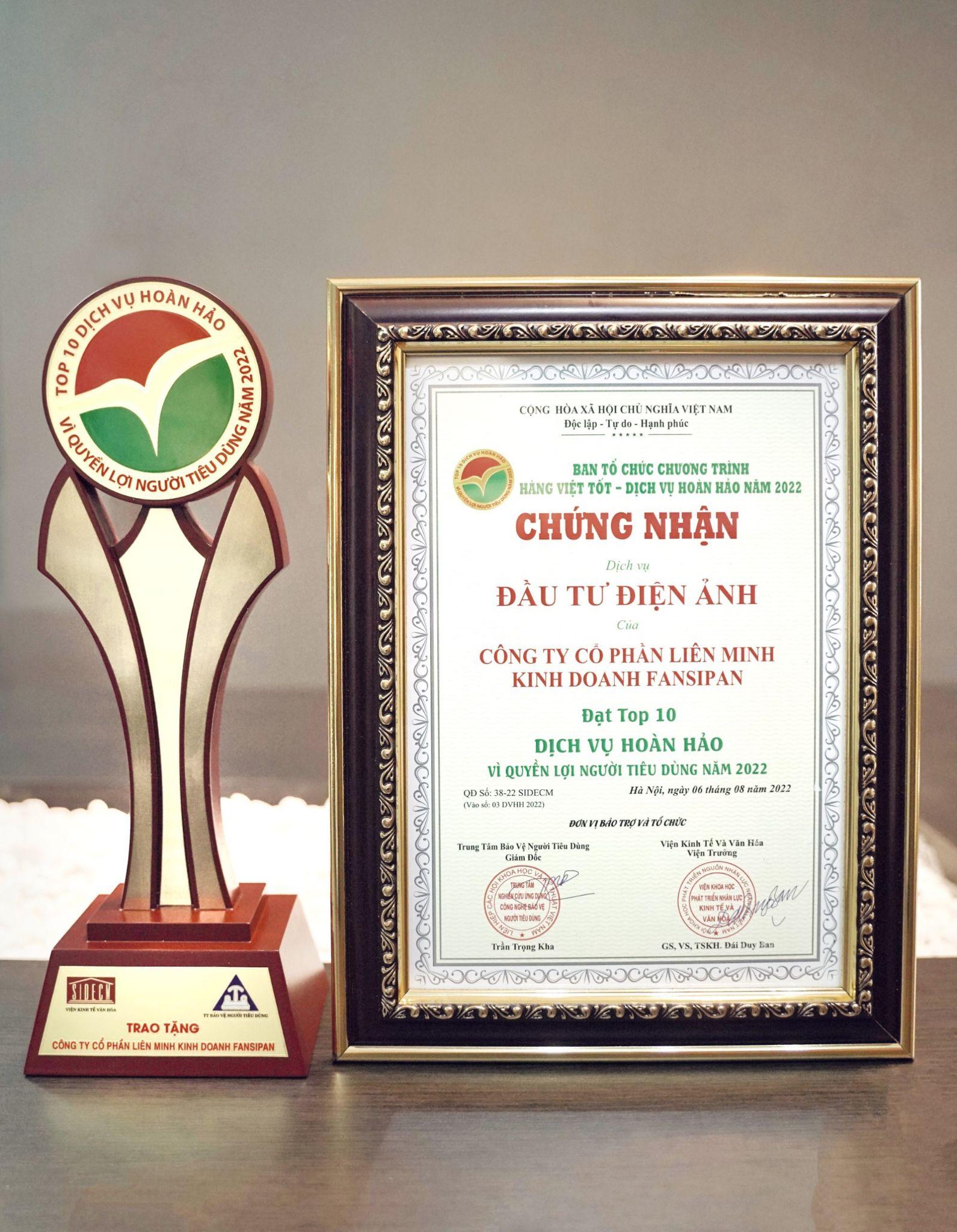 Bảng vàng và cúp Top 10 Dịch vụ hoàn hảo vì quyền lợi người tiêu dùng năm 2022 cho dịch vụ: Đầu tư điện ảnh được trao tặng cho Liên Minh Kinh Doanh Fansipan