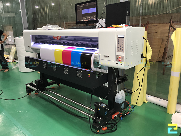 Máy in khổ lớn tại xưởng của Công ty In ấn 2H
