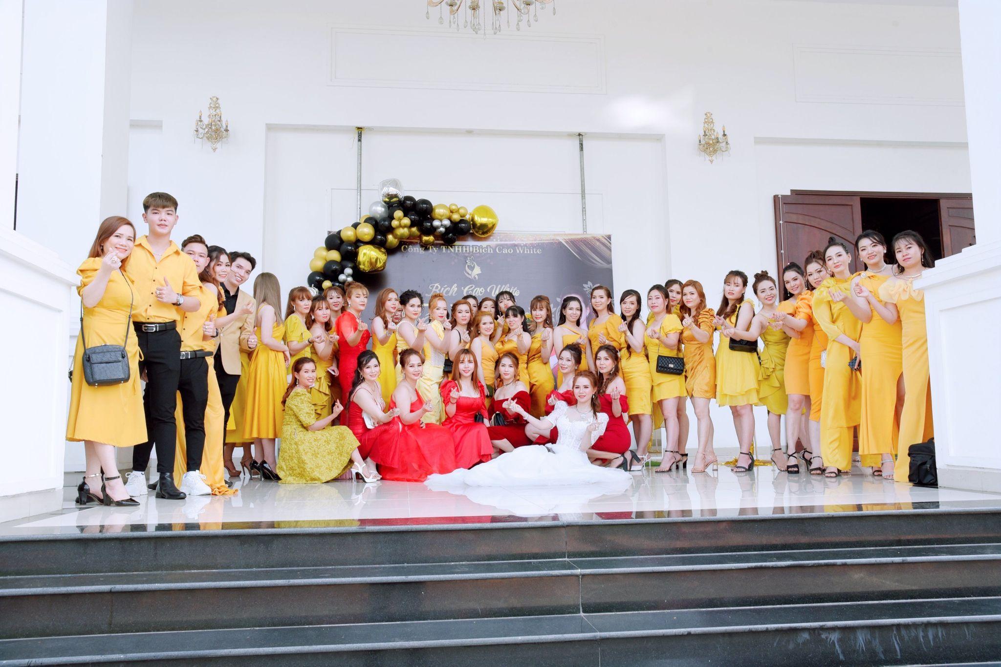 Nữ doanh nhân trẻ Bích Cao cùng đội ngũ nhân viên chăm sóc sắc đẹp phụ nữ Việt