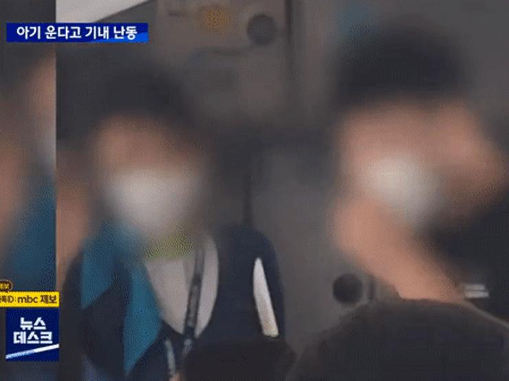 Bạn trẻ - Cuộc sống - Người đàn ông tức tối chửi bới cặp vợ chồng trên máy bay vì lý do đầy bất ngờ