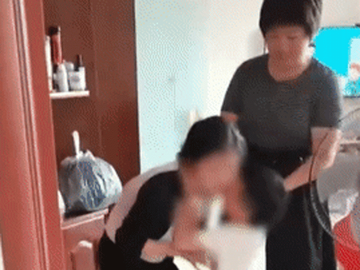 Cậu bé liên tục gào khóc, van xin mẹ đừng rời nhà khiến cộng đồng mạng xót xa - 1