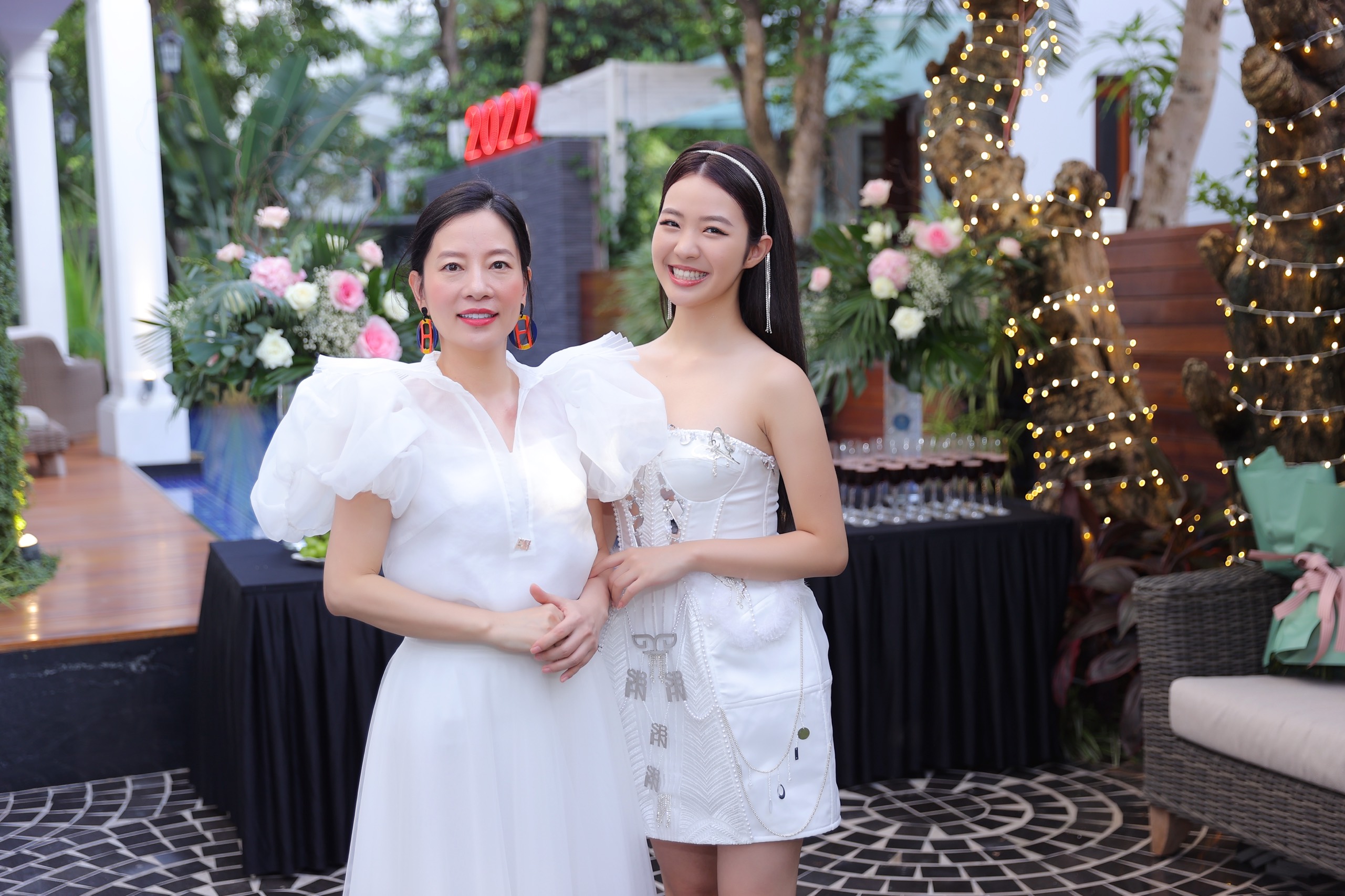 Hot ticktor Victoria Trần chia tay Hà Nội, bắt đầu hành trình mới trên đất Mỹ - 4