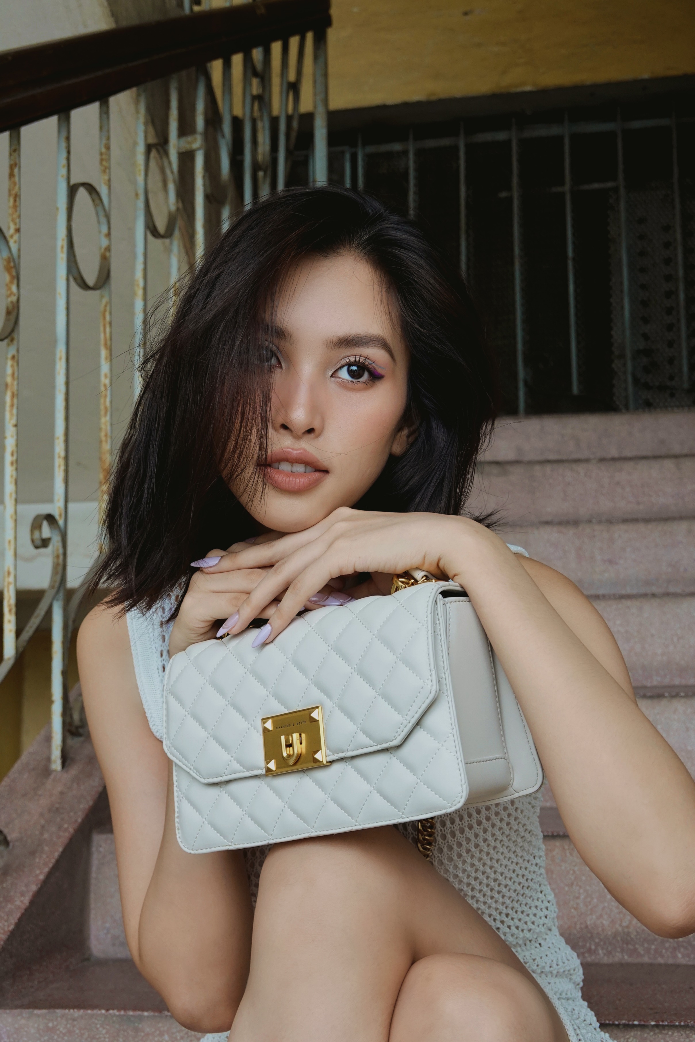 Form túi nhỏ gọn cùng thiết kế ô vuông của mẫu túi độc quyền của CHARLES & KEITH giúp tôn lên thần thái kiêu sa của nàng hậu xứ Quảng.