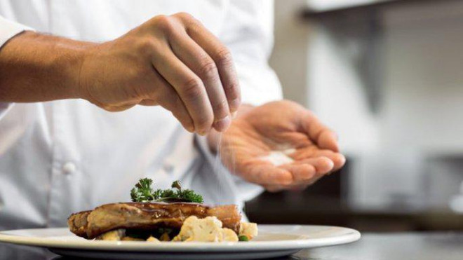 Giảm chỉ một ít muối trong các bữa ăn hằng ngày tác động mạnh mẽ lên nguy cơ đau tim, đột quỵ và tử vong - Ảnh: HEALTHLINE