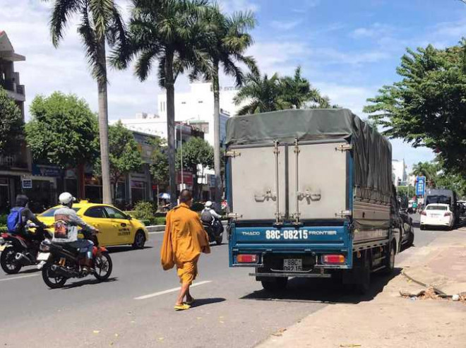 Hình ảnh sư giả L.M.L khất thực, xin ăn trên đường Điện Biên Phủ, TP Đà Nẵng