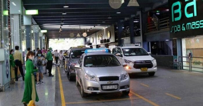 Tùy theo mức độ vi phạm, các tài xế, nhân viên điều hành tại sân bay Tân Sơn Nhất sẽ bị xử lý nghiêm