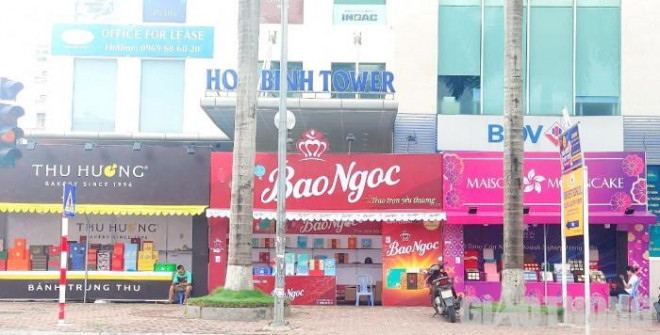 Dù trưng bày rất nhiều sản phẩm nhưng quan sát cho thấy, có rất ít khách đến hỏi mua bánh trung thu