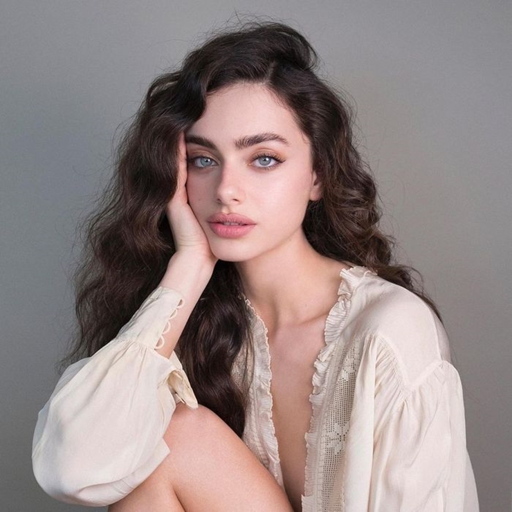 Yael Shelbia sinh ngày 31/8/2001 tại&nbsp;Nahariya, Israel. Cô được biết đến với tư cách người mẫu.&nbsp;
