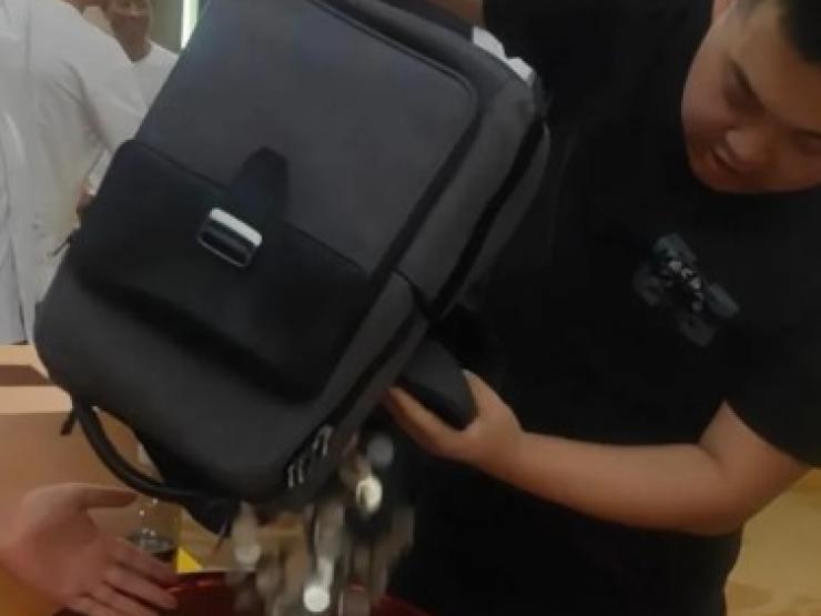 Bạn trẻ - Cuộc sống - Chú rể sốc khi hội bạn thân mừng cưới bằng 42 kg tiền xu