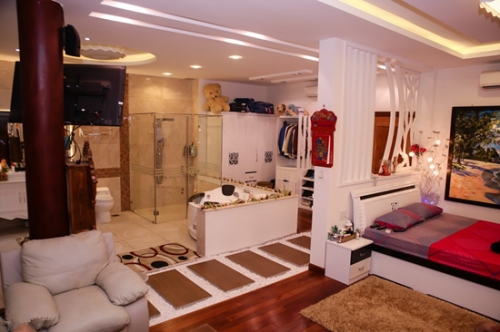 Phòng ngủ hơn 100 m2 của Lý Hùng. Ảnh: Zing