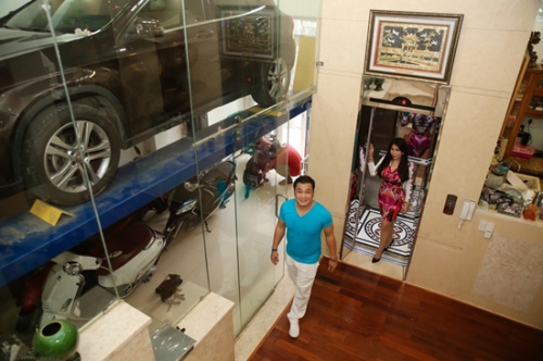 Cấu trúc căn biệt thự gồm 1 trệt, 2 lầu và sân thượng.. Vì sợ ngập nước, Lý Hùng đặt mua từ Mỹ cầu nâng xe đủ chỗ cho 2 xe hơi