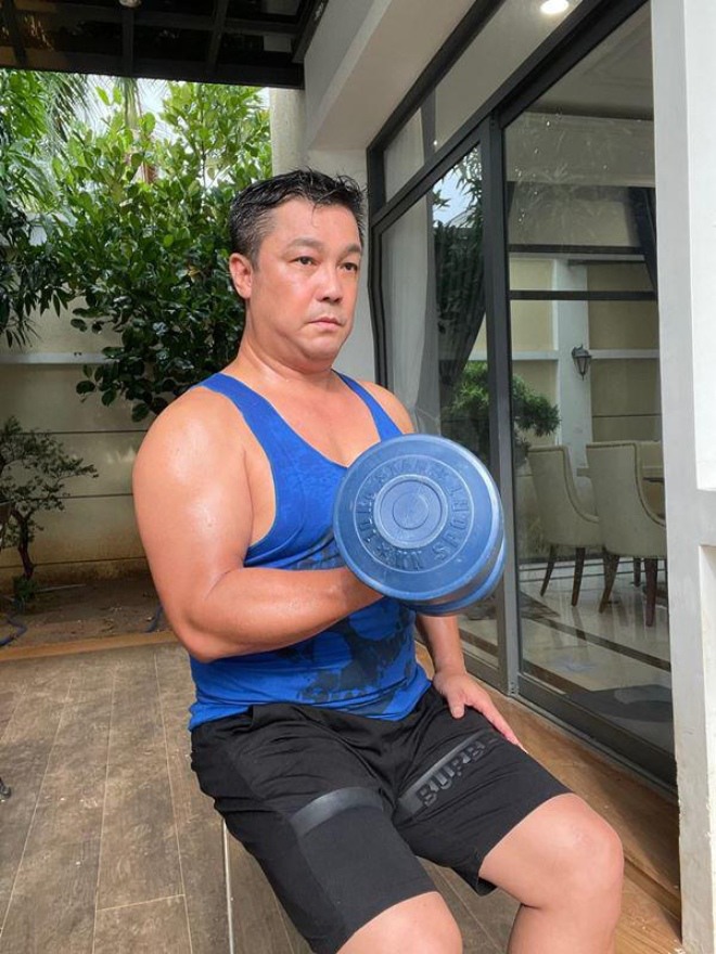 Ở ngoài anh có thể thoải mái tập thể dục.