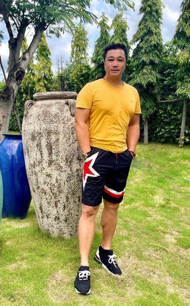 Bên ngoài nhà khu vườn nhỏ.